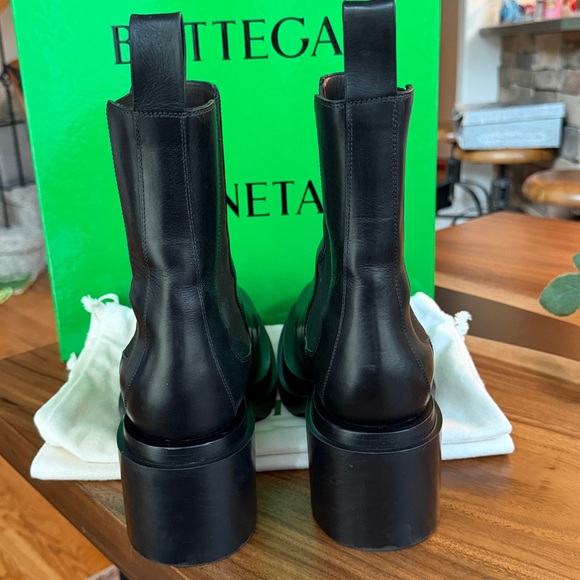 Authentic Bottega Veneta Black Leather Lug Chelsea Boots - Picture 4 of 16
